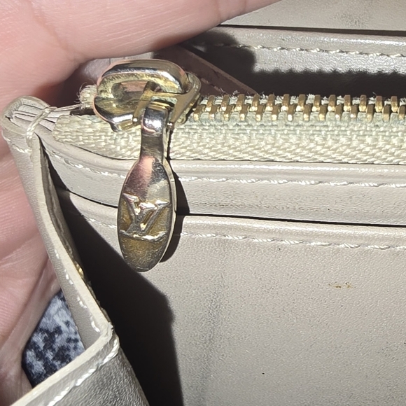 Authentic Louis Vuitton Light Yellow Vernis Monogram Long Snap Sarah Wallet - Picture 8 of 10